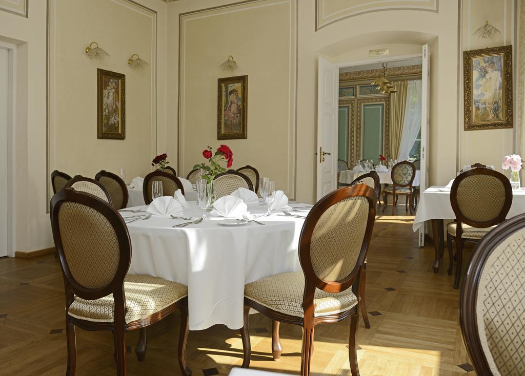 Dwor Kombornia Hotel&Spa Екстериор снимка