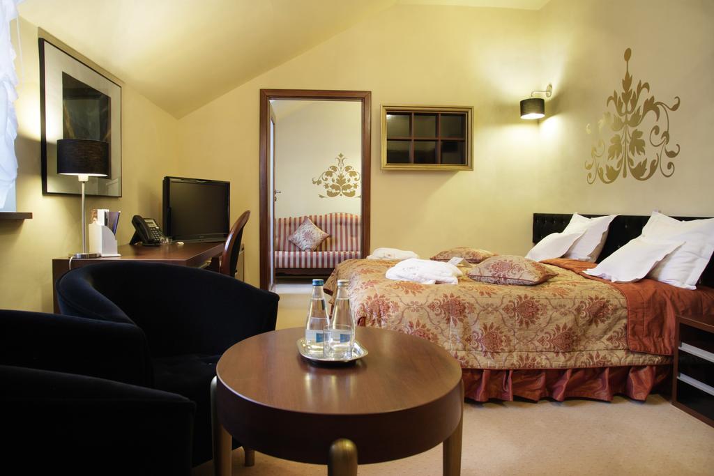 Dwor Kombornia Hotel&Spa Екстериор снимка