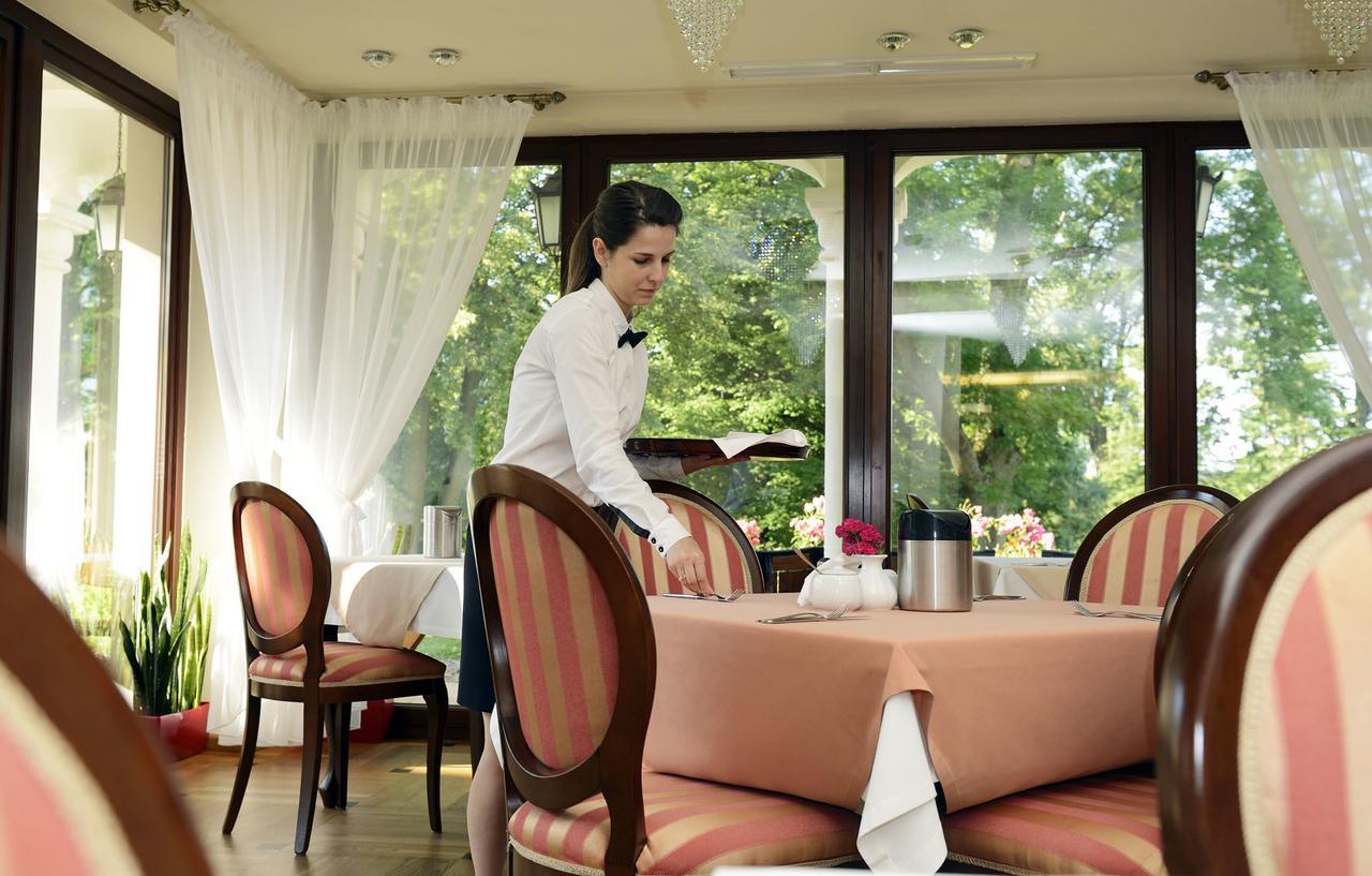 Dwor Kombornia Hotel&Spa Екстериор снимка
