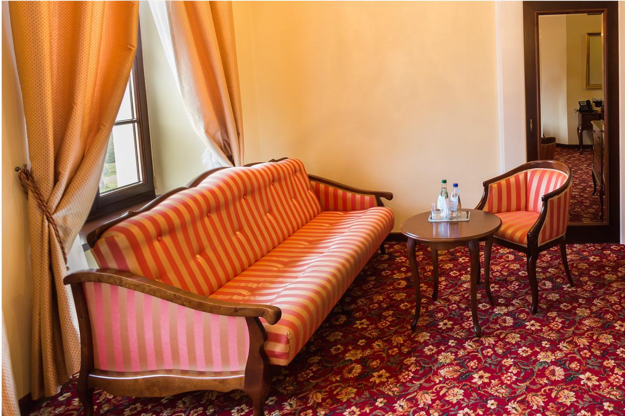 Dwor Kombornia Hotel&Spa Екстериор снимка