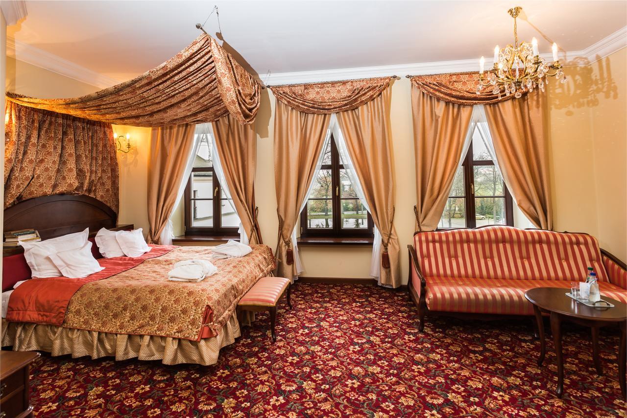 Dwor Kombornia Hotel&Spa Екстериор снимка