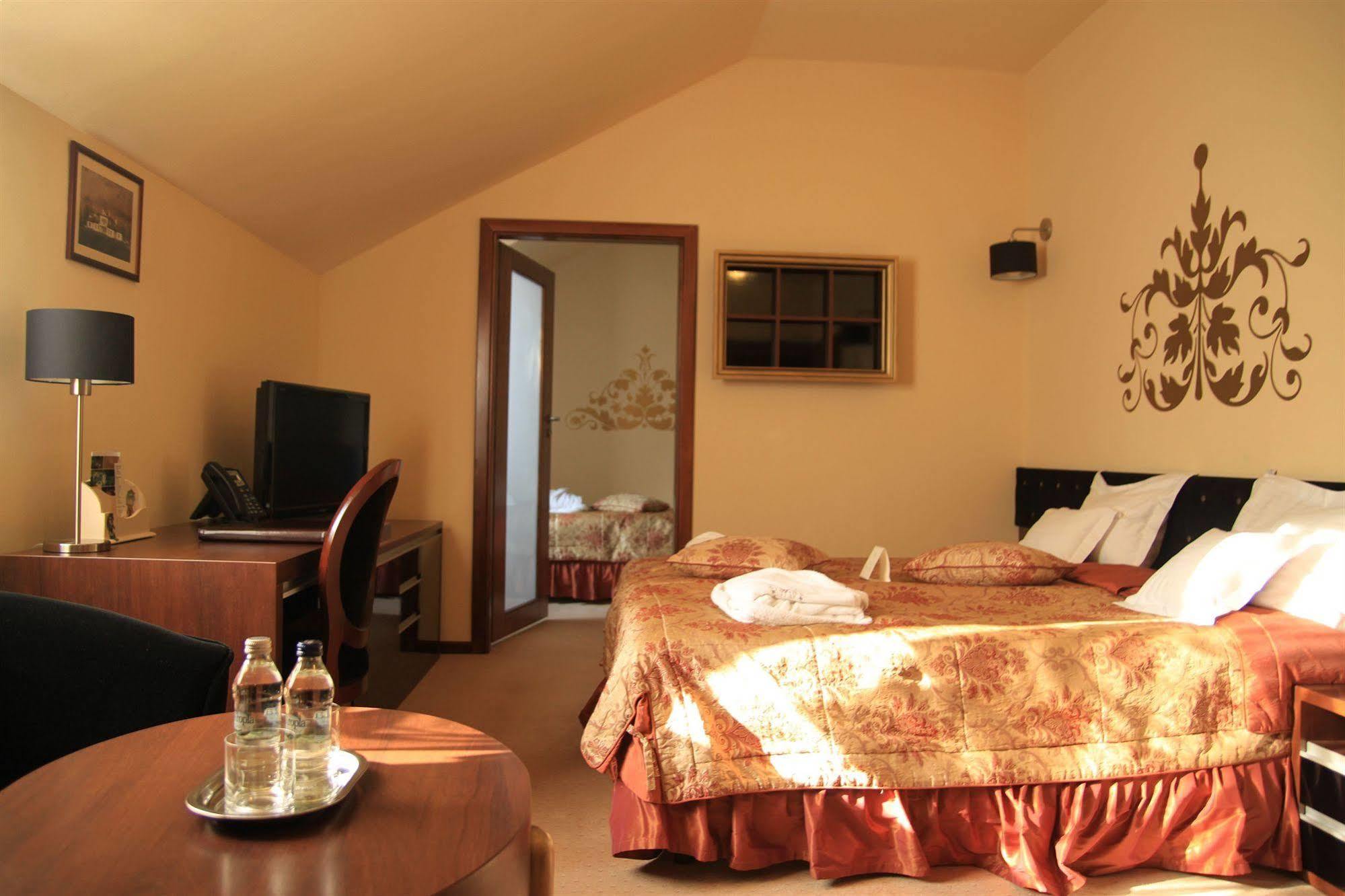 Dwor Kombornia Hotel&Spa Екстериор снимка