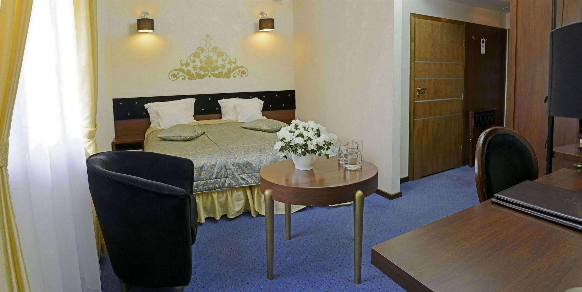Dwor Kombornia Hotel&Spa Екстериор снимка